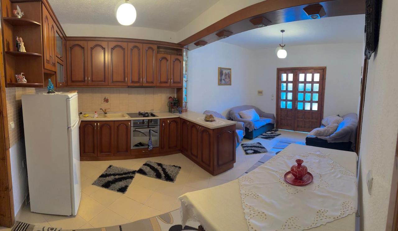 Guri Guest House Pogradec Esterno foto