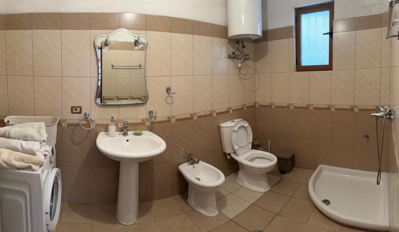 Guri Guest House Pogradec Esterno foto