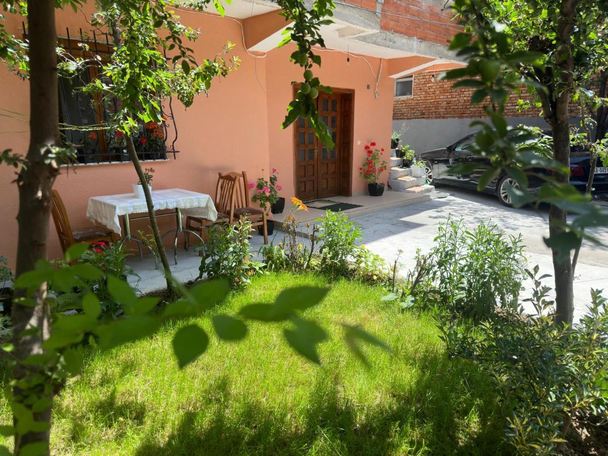 Guri Guest House Pogradec Esterno foto