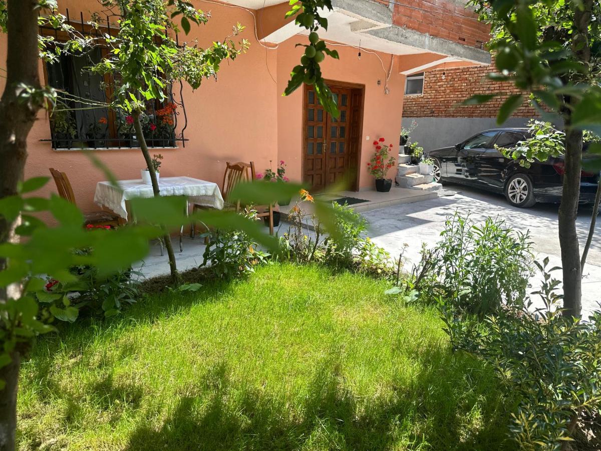 Guri Guest House Pogradec Esterno foto