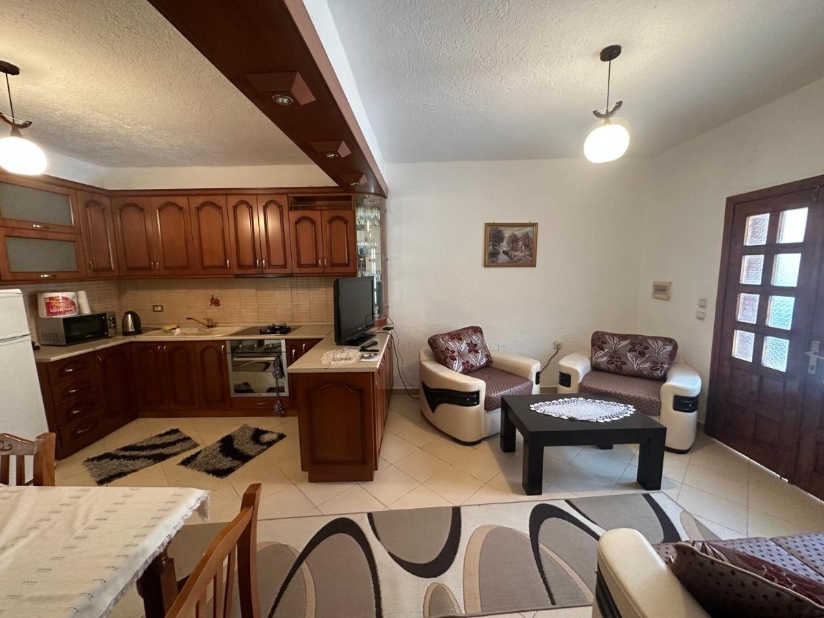 Guri Guest House Pogradec Esterno foto